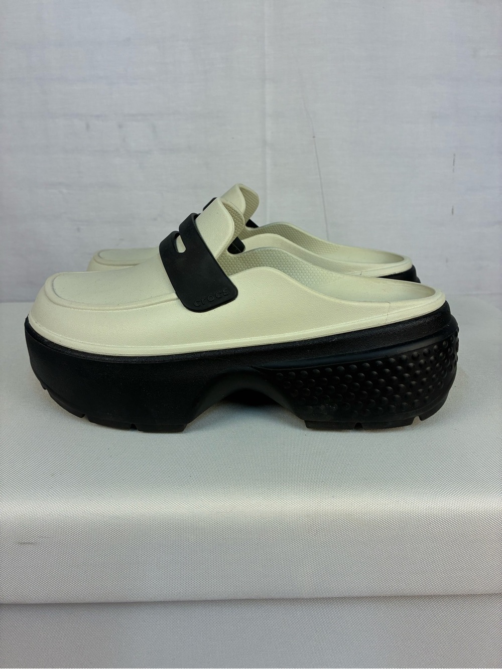 Crocs Stomp Loafer Clogs in Linen/Black 11 - Picture 3 of 7